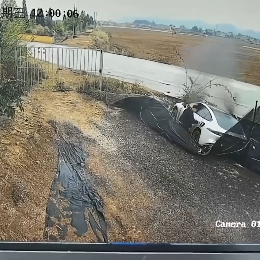 Xe điện cháy khi va chạm và hậu quả sau đó là lý do Trung Quốc cấm tay nắm cửa ẩn Hình ảnh camera ghi lại hiện trường vụ tai nạn xe điện Dongfeng eπ007 bốc cháy