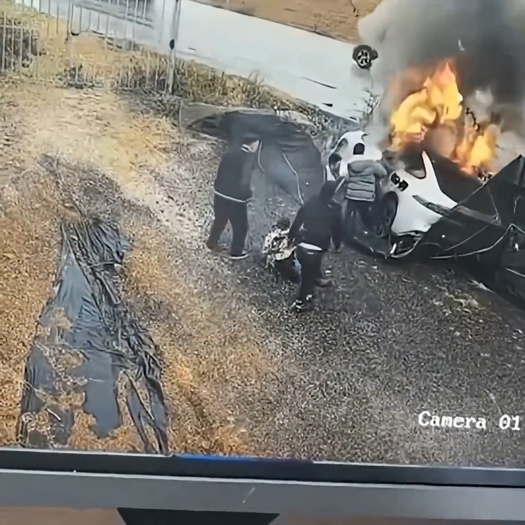 Xe điện cháy khi va chạm và hậu quả sau đó là lý do Trung Quốc cấm tay nắm cửa ẩn Hình ảnh camera ghi lại hiện trường vụ tai nạn xe điện Dongfeng eπ007 bốc cháy