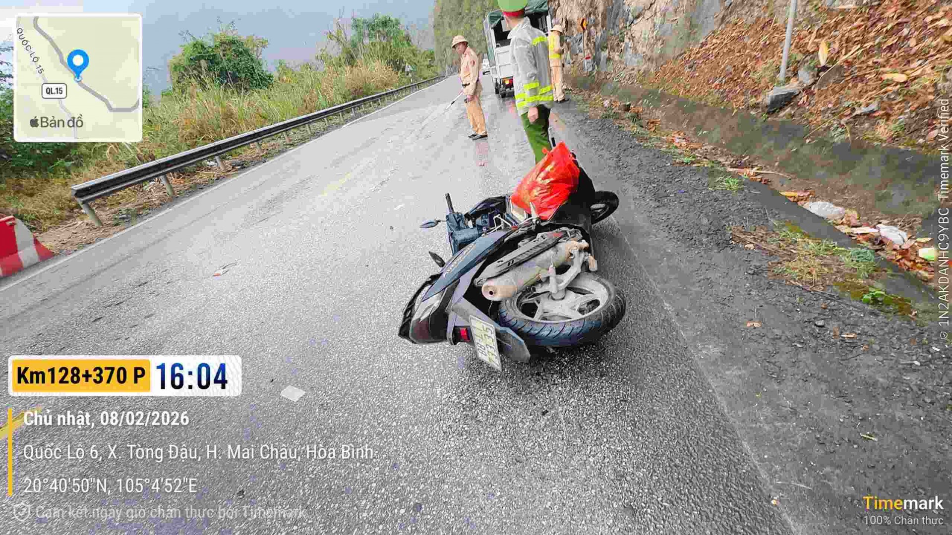 Vượt ẩu trên Quốc lộ 6, ô tô va chạm xe máy khiến 2 người tử vong Vượt ẩu trên Quốc lộ 6, ô tô va chạm xe máy khiến 2 người tử vong