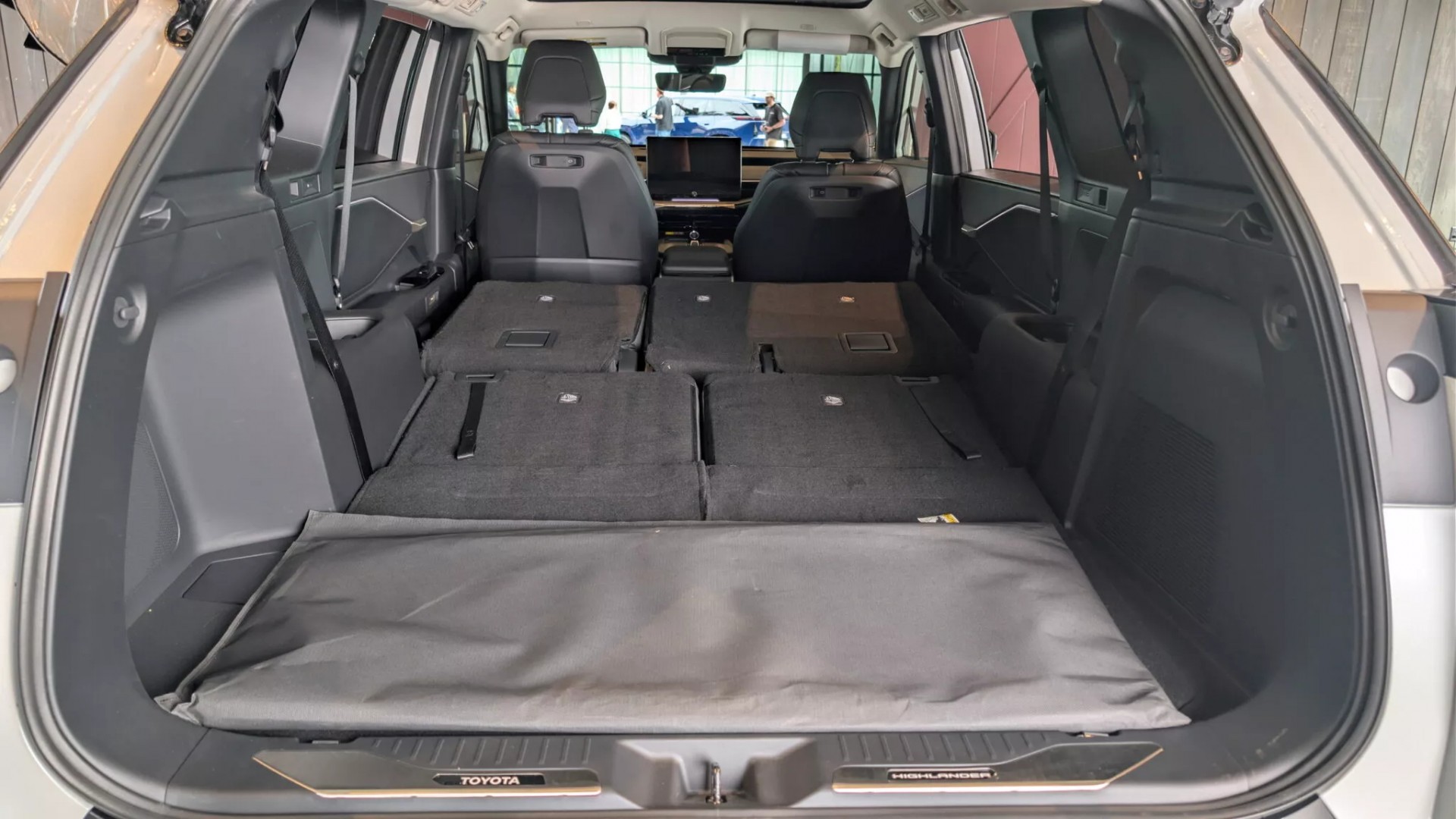 Toyota Highlander 2027 ra mắt với cấu hình thuần điện, kích thước vạm vỡ hơn Không gian hành lý khi gập cả hai hàng ghế sau của Toyota Highlander 2027