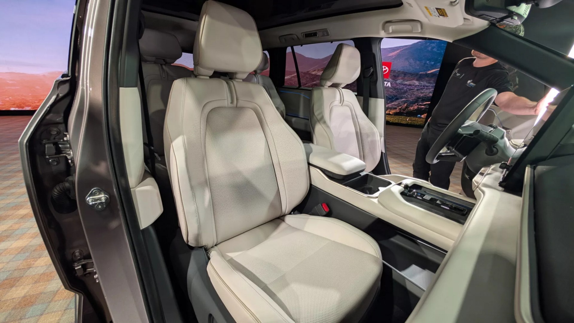 Toyota Highlander 2027 ra mắt với cấu hình thuần điện, kích thước vạm vỡ hơn Phía trước của Toyota Highlander 2027 với cấu hình 6 ghế