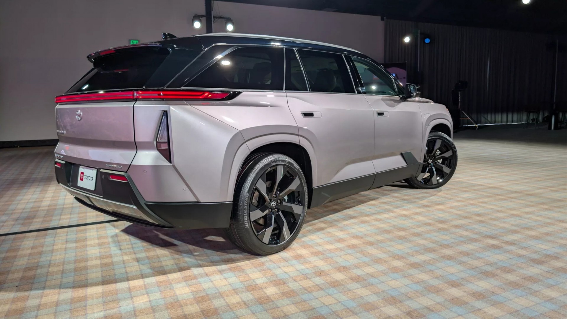 Toyota Highlander 2027 ra mắt với cấu hình thuần điện, kích thước vạm vỡ hơn Phía sau của Toyota Highlander 2027