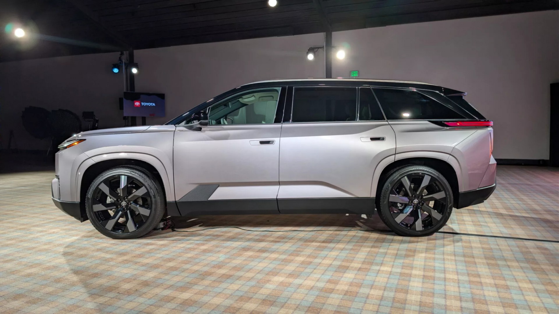 Toyota Highlander 2027 ra mắt với cấu hình thuần điện, kích thước vạm vỡ hơn Phía bên của Toyota Highlander 2027