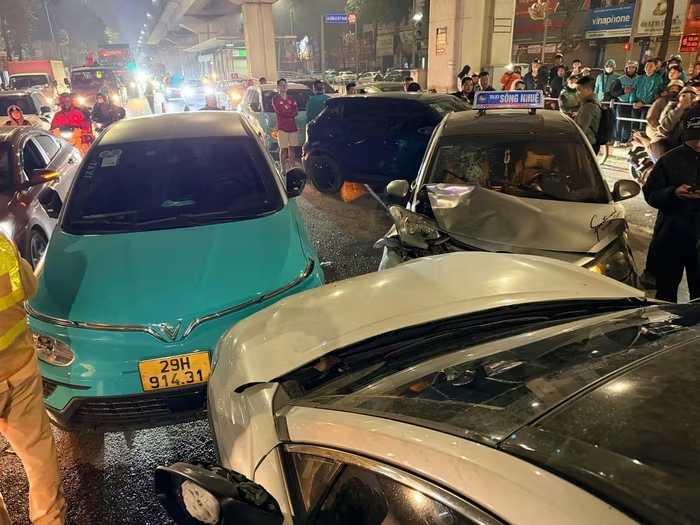 Lái xe ngược chiều gây tai nạn liên hoàn tại Hà Nội Lái xe ngược chiều gây tai nạn liên hoàn tại Hà Nội