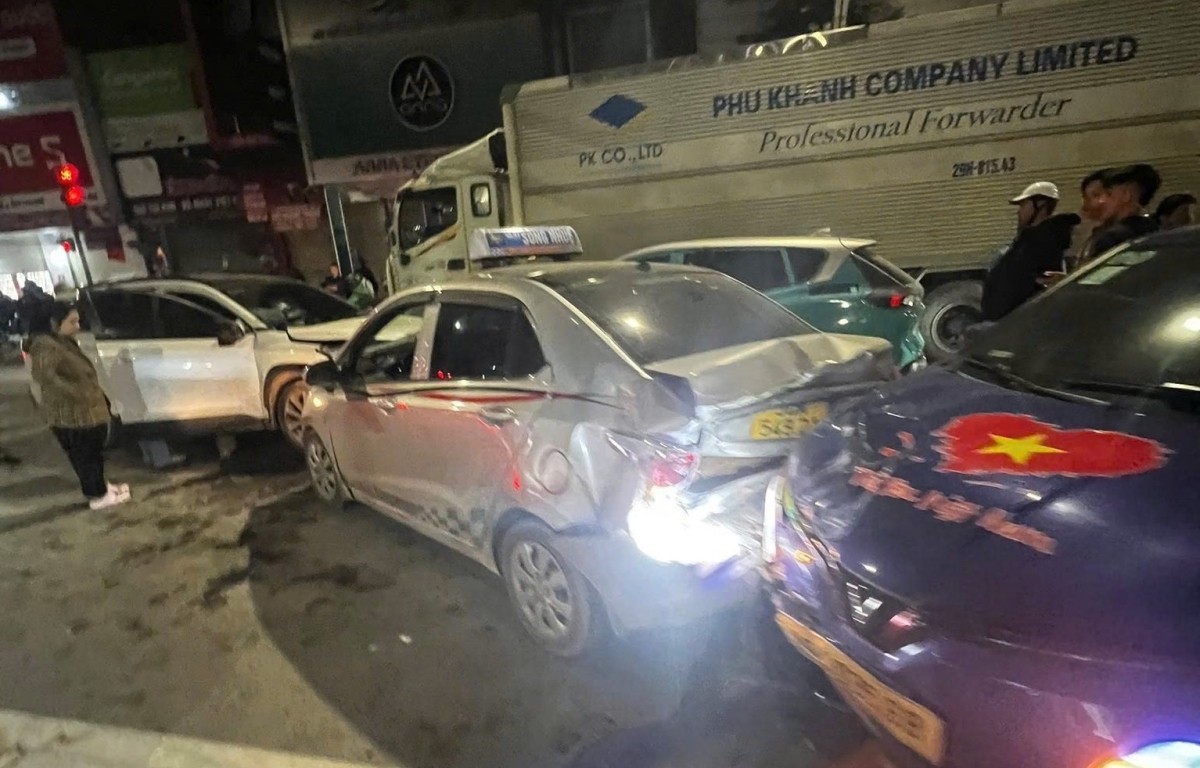Lái xe ngược chiều gây tai nạn liên hoàn tại Hà Nội Lái xe ngược chiều gây tai nạn liên hoàn tại Hà Nội