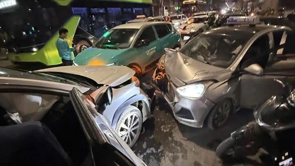 Lái xe ngược chiều gây tai nạn liên hoàn tại Hà Nội Lái xe ngược chiều gây tai nạn liên hoàn tại Hà Nội