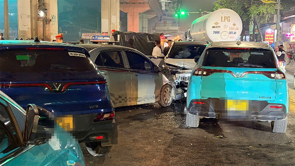 Lái xe ngược chiều gây tai nạn liên hoàn tại Hà Nội Lái xe ngược chiều gây tai nạn liên hoàn tại Hà Nội