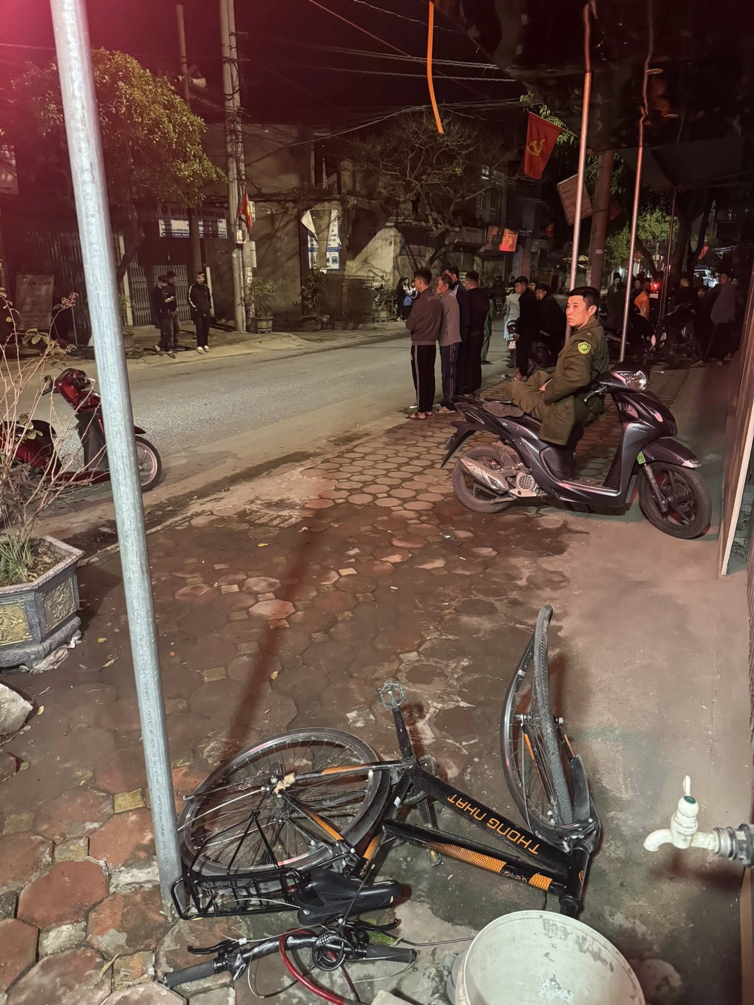 Ô tô húc văng học sinh đi xe đạp, kéo lê gần 1km Ô tô húc văng học sinh đi xe đạp, kéo lê gần 1km