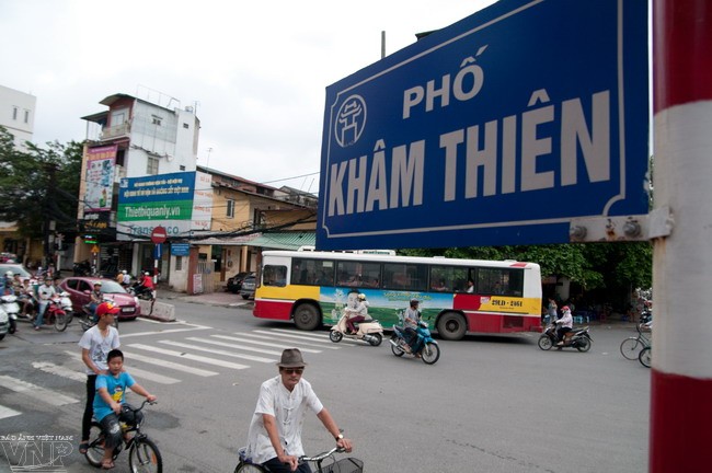 Thí điểm cấm xe taxi lưu thông trên phố Khâm Thiên từ 14/2 Thí điểm cấm xe taxi lưu thông trên phố Khâm Thiên từ 14/2