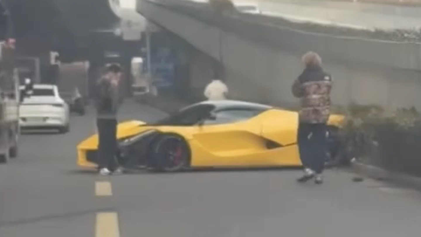 Từng bị tai nạn năm 2015 và sửa hơn triệu đô, chiếc Ferrari LaFerrari này lại mới "vỡ đầu gãy bánh"