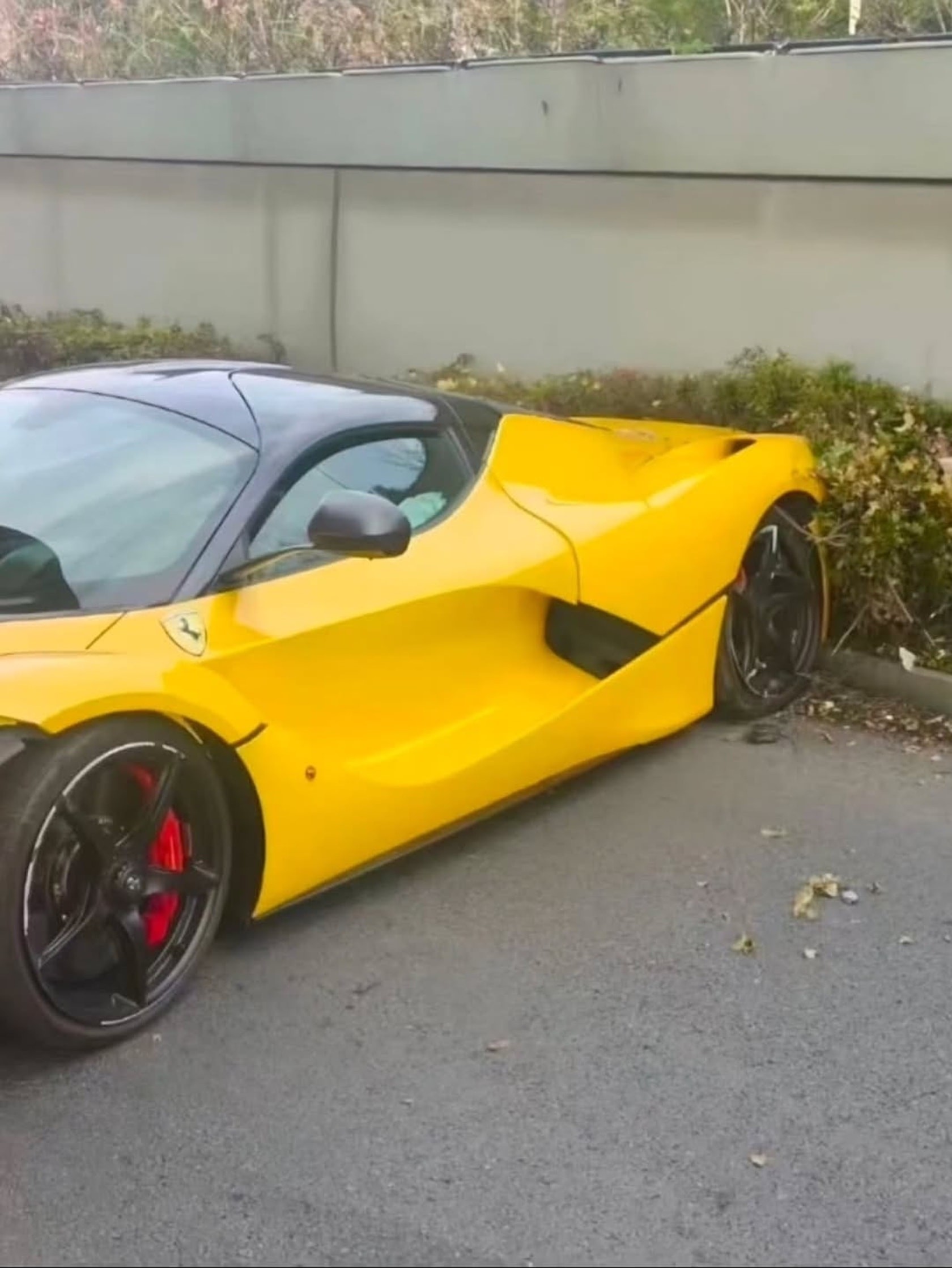 Từng bị tai nạn năm 2015 và sửa hơn triệu đô, chiếc Ferrari LaFerrari này lại mới Từng bị tai nạn năm 2015 và sửa hơn triệu đô, chiếc Ferrari LaFerrari này lại mới