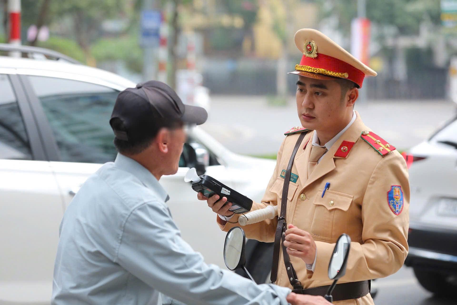 Gần 2.500 trường hợp vi phạm nồng độ cồn bị xử lý trong ngày Mùng 1 Tết Bính Ngọ Gần 2.500 trường hợp vi phạm nồng độ cồn bị xử lý trong ngày Mùng 1 Tết Bính Ngọ