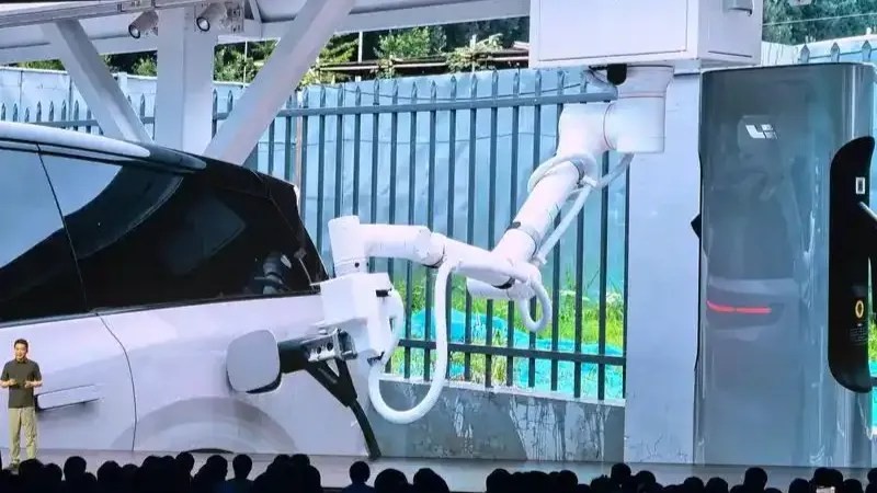 Những robot này biết chạy trên đường ray gắn trần và tự cắm sạc xe điện Li Auto là một trong những công ty phát triển hệ thống robot sạc tự động
