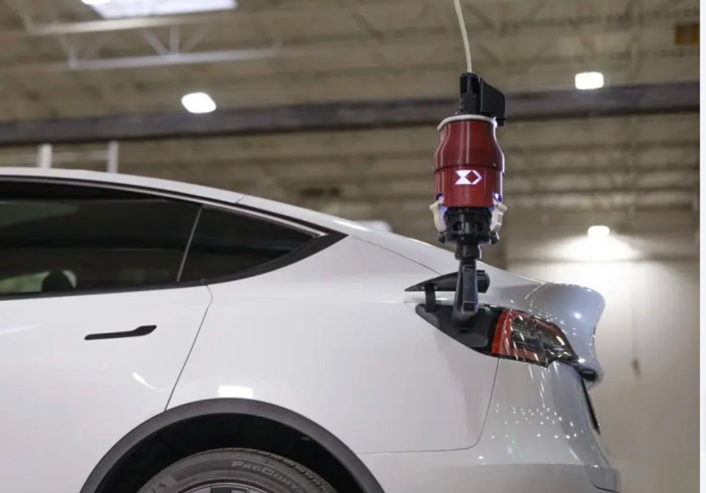 Những robot này biết chạy trên đường ray gắn trần và tự cắm sạc xe điện Tại Mỹ, nhiều công ty cũng đang phát triển và thử nghiệm những hệ thống sạc điện kiểu mới
