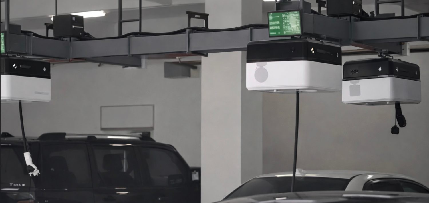 Những robot này biết chạy trên đường ray gắn trần và tự cắm sạc xe điện