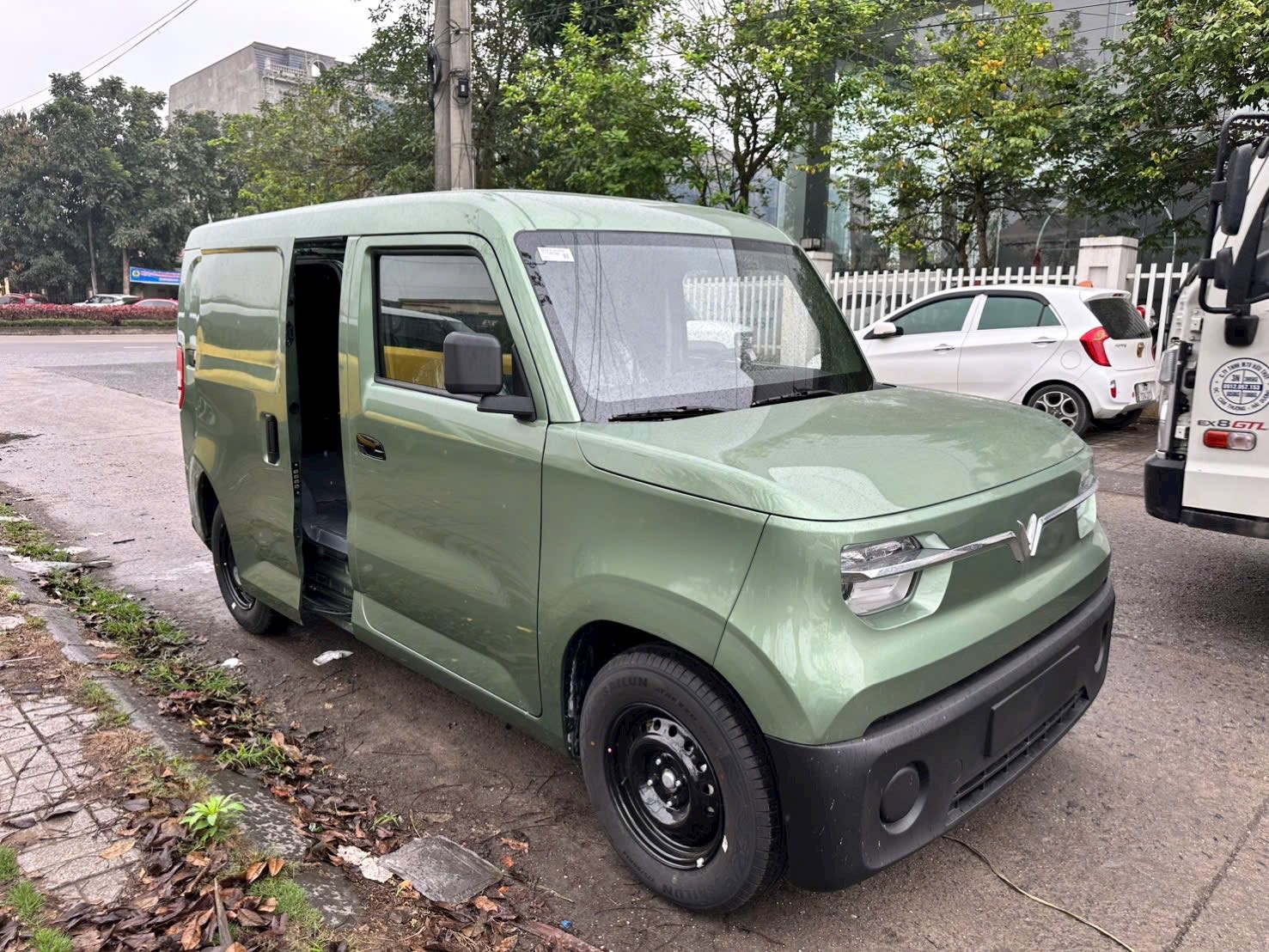 Lô xe VinFast EC Van với cửa lùa bên hông đầu tiên xuất hiện tại Việt Nam