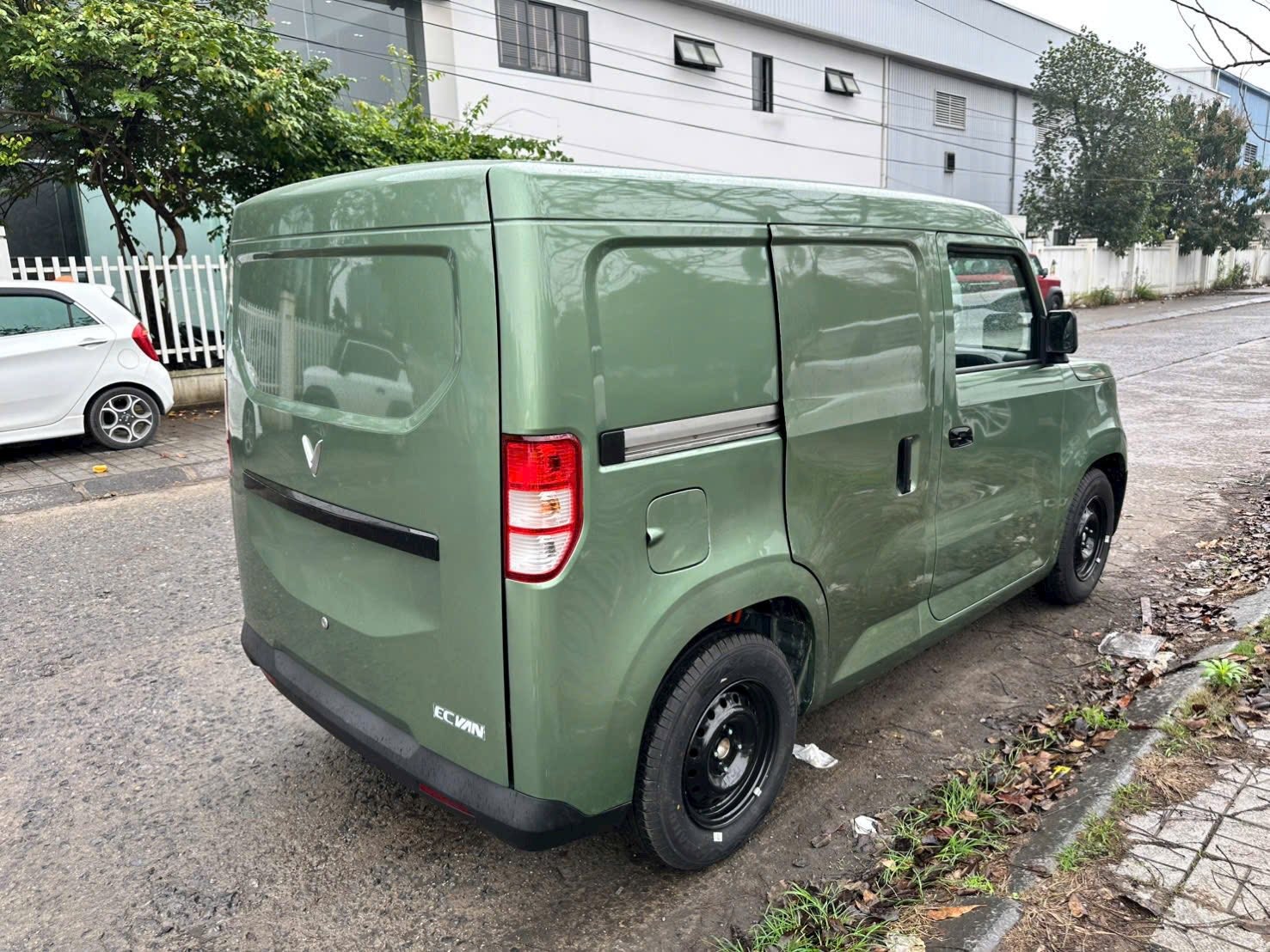 Lô xe VinFast EC Van với cửa lùa bên hông đầu tiên xuất hiện tại Việt Nam