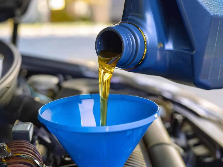 Điều gì khiến dầu động cơ chuyển màu đen? Việc thay dầu động cơ nên tuân thủ chu kỳ bảo dưỡng, dấu hiệu nhiễm bẩn thay vì chỉ dựa vào màu sắc