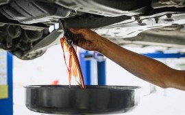 Điều gì khiến dầu động cơ chuyển màu đen?