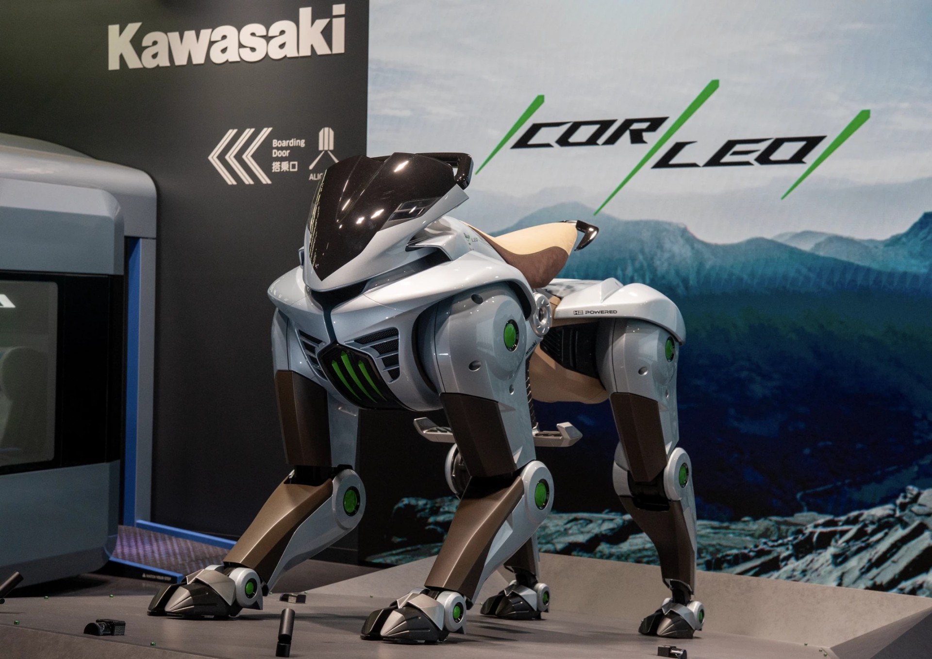 Thay vì xe máy điện, Kawasaki muốn đưa Hình ảnh phương tiện di chuyển bốn chân Kawasaki Corleo được trưng bày tại Osaka Expo 2025
