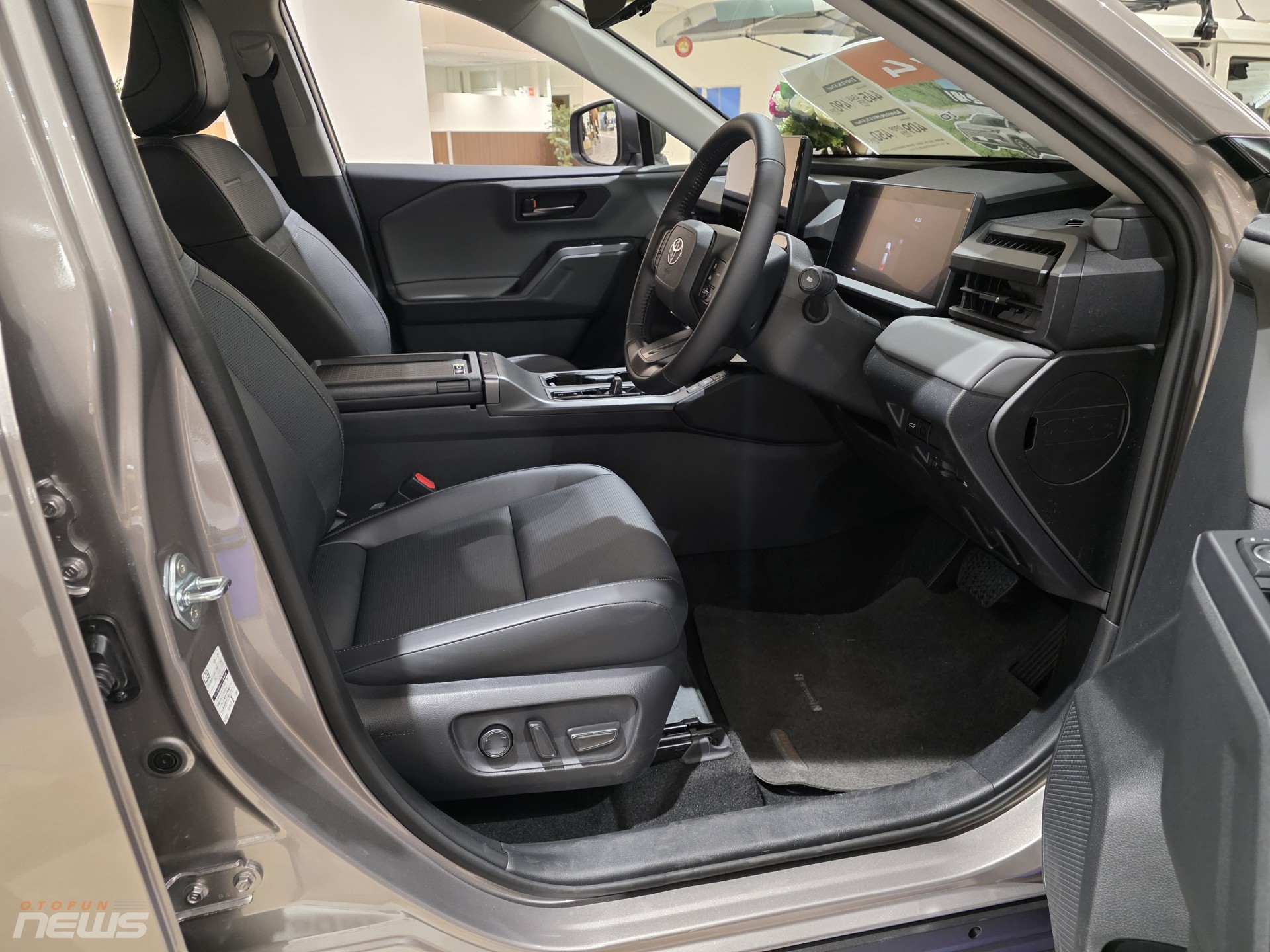 Toyota RAV4 2026 cháy hàng tại Nhật, xe lướt đã đội giá 1 triệu yên Toyota RAV4 2026 cháy hàng tại Nhật, xe lướt đã đội giá 1 triệu yên