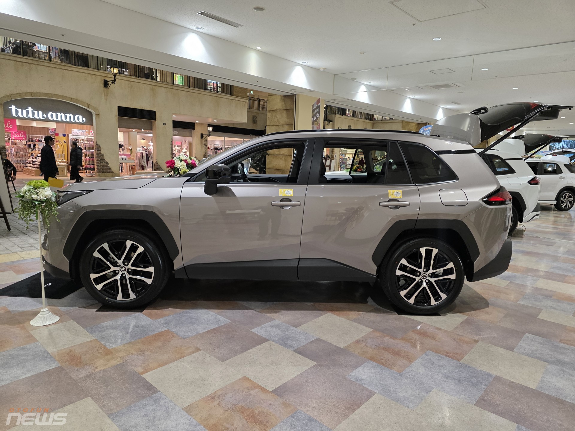 Toyota RAV4 2026 cháy hàng tại Nhật, xe lướt đã đội giá 1 triệu yên Toyota RAV4 2026 cháy hàng tại Nhật, xe lướt đã đội giá 1 triệu yên