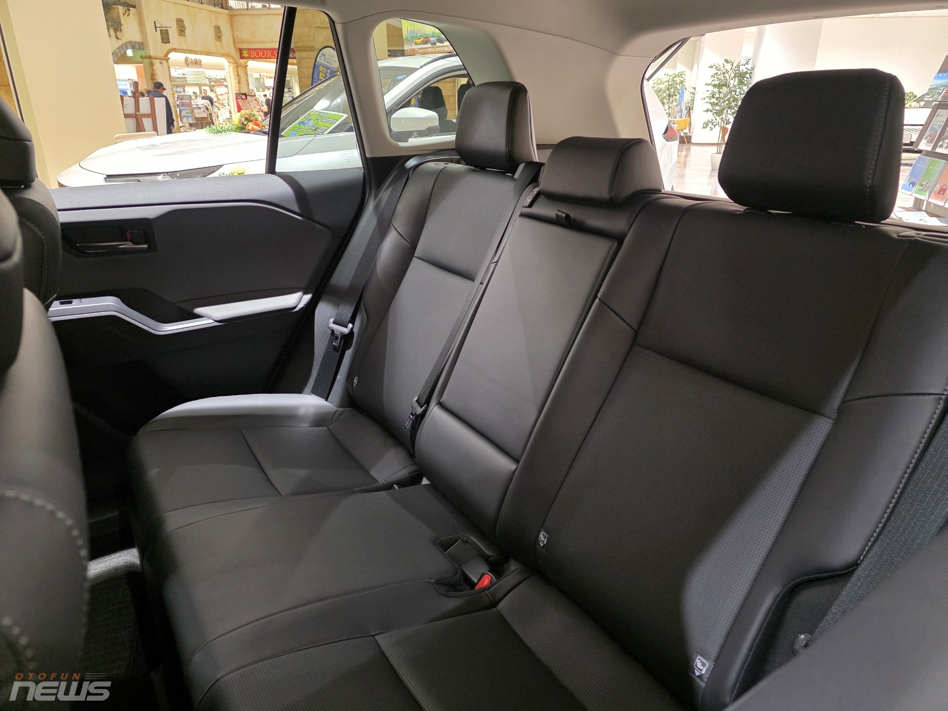 Toyota RAV4 2026 cháy hàng tại Nhật, xe lướt đã đội giá 1 triệu yên Toyota RAV4 2026 cháy hàng tại Nhật, xe lướt đã đội giá 1 triệu yên