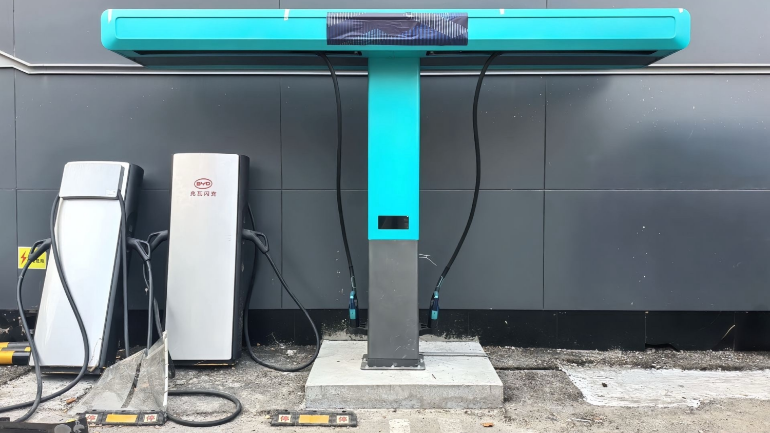 BYD chính thức thử nghiệm trạm sạc “siêu tốc” Megawatt: Sạc 5 phút đi 400km BYD chính thức thử nghiệm trạm sạc “siêu tốc” Megawatt: Sạc 5 phút đi 400km