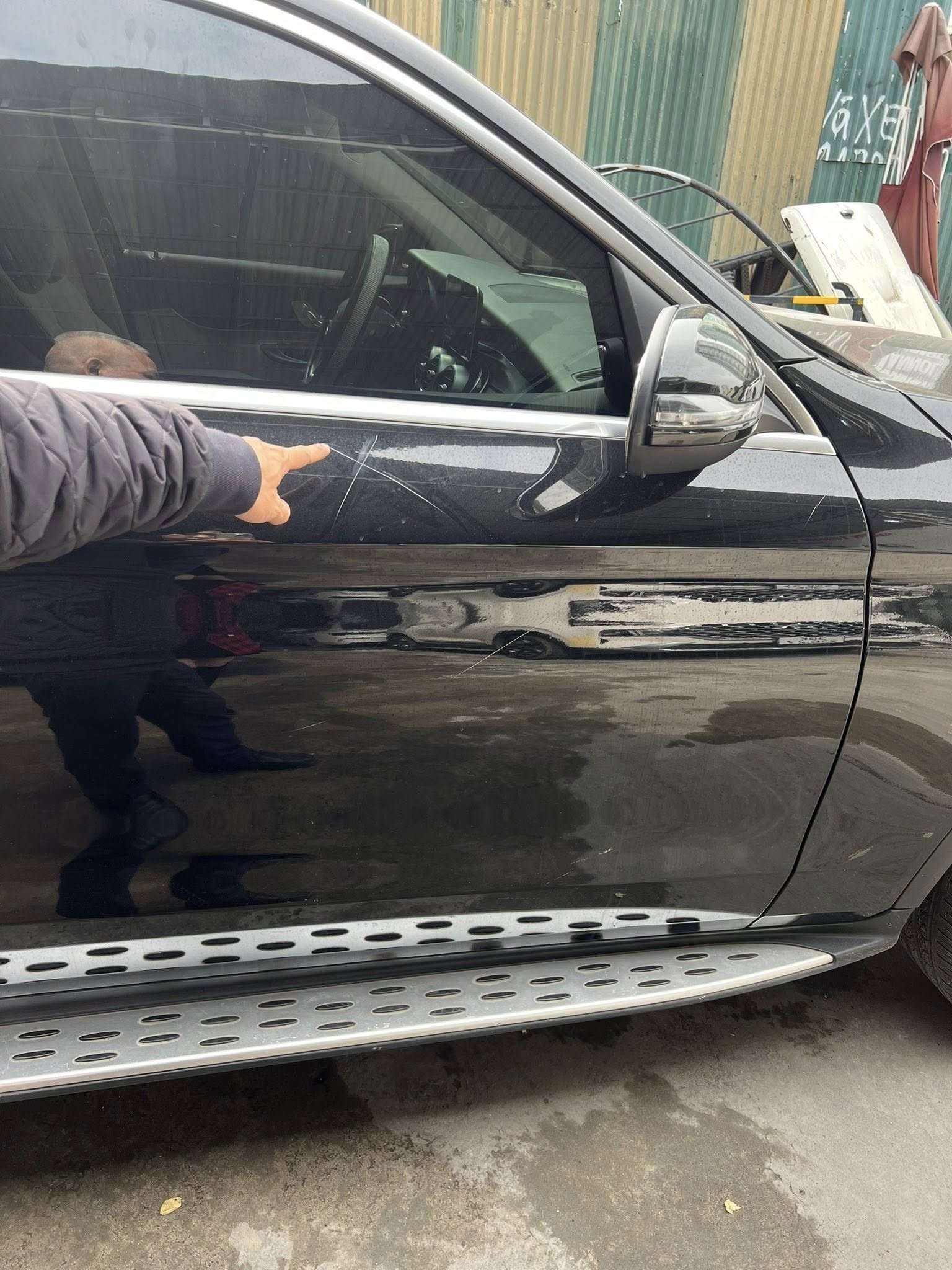 Diễn biến mới vụ Mercedes GLC200 bị phá hoại ở Hà Nội: Bà Vân bị cấm đi khỏi nơi cư trú Hình ảnh chiếc Mercedes-Benz GLC200 bị cào xước tại Hà Nội