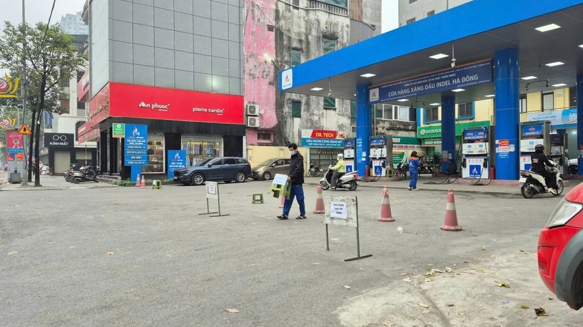 Hà Nội: Xuất hiện tình trạng hết xăng sau phiên điều chỉnh giá xăng dầu 5/3/2026 Hà Nội: Xuất hiện tình trạng hết xăng sau phiên điều chỉnh giá xăng dầu 5/3/2026