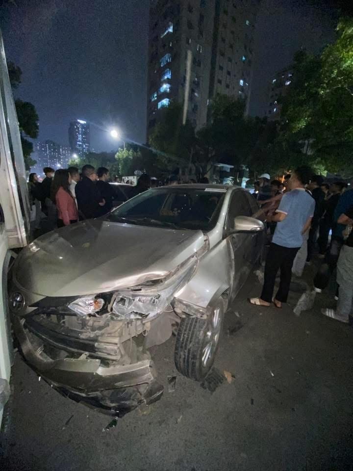 undefined Hà Nội: Ô tô tông liên hoàn trên phố Nguyễn Chánh