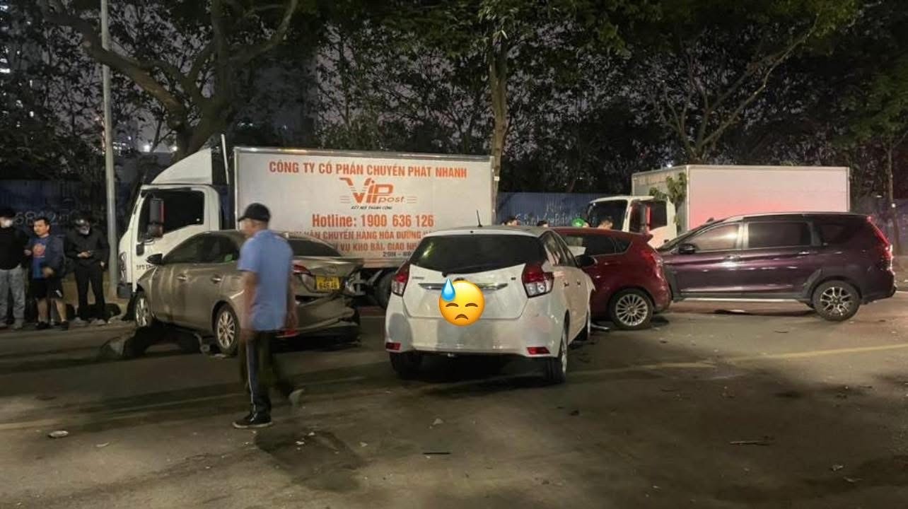 undefined Hà Nội: Ô tô tông liên hoàn trên phố Nguyễn Chánh