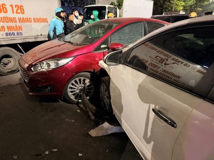 undefined Hà Nội: Ô tô tông liên hoàn trên phố Nguyễn Chánh