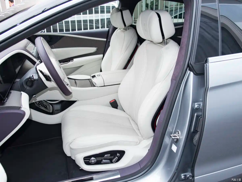 BYD Yangwang U7 - sedan điện hạng sang ra mắt với cả cấu hình PHEV và thuần điện Hàng ghế trước của BYD Yangwang U7