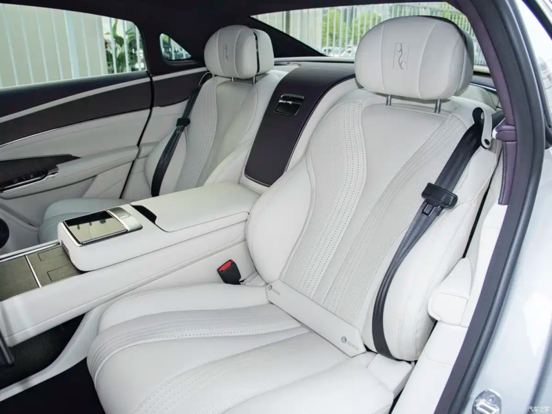 BYD Yangwang U7 - sedan điện hạng sang ra mắt với cả cấu hình PHEV và thuần điện Hàng ghế sau phiên bản 4 chỗ của BYD Yangwang U7