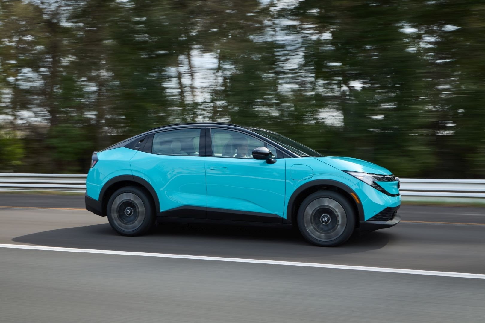 SUV điện Nissan chiến thắng giải thưởng Xe của Năm do Phụ nữ Bình chọn 2026 Phía bên của Nissan Leaf