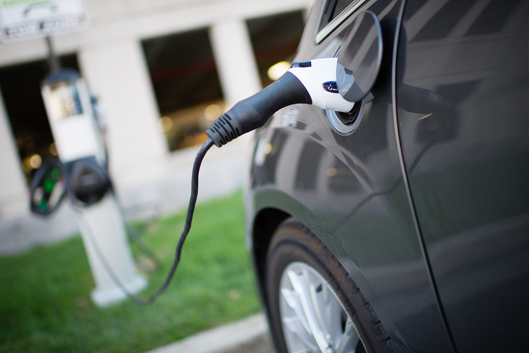 Có thể câu dây kích bình ắc quy 12V của xe điện không? Các bước thực hiện an toàn Khi cắm sạc pin chính, xe điện có thể dùng nguồn điện đó để sạc ắc quy 12V