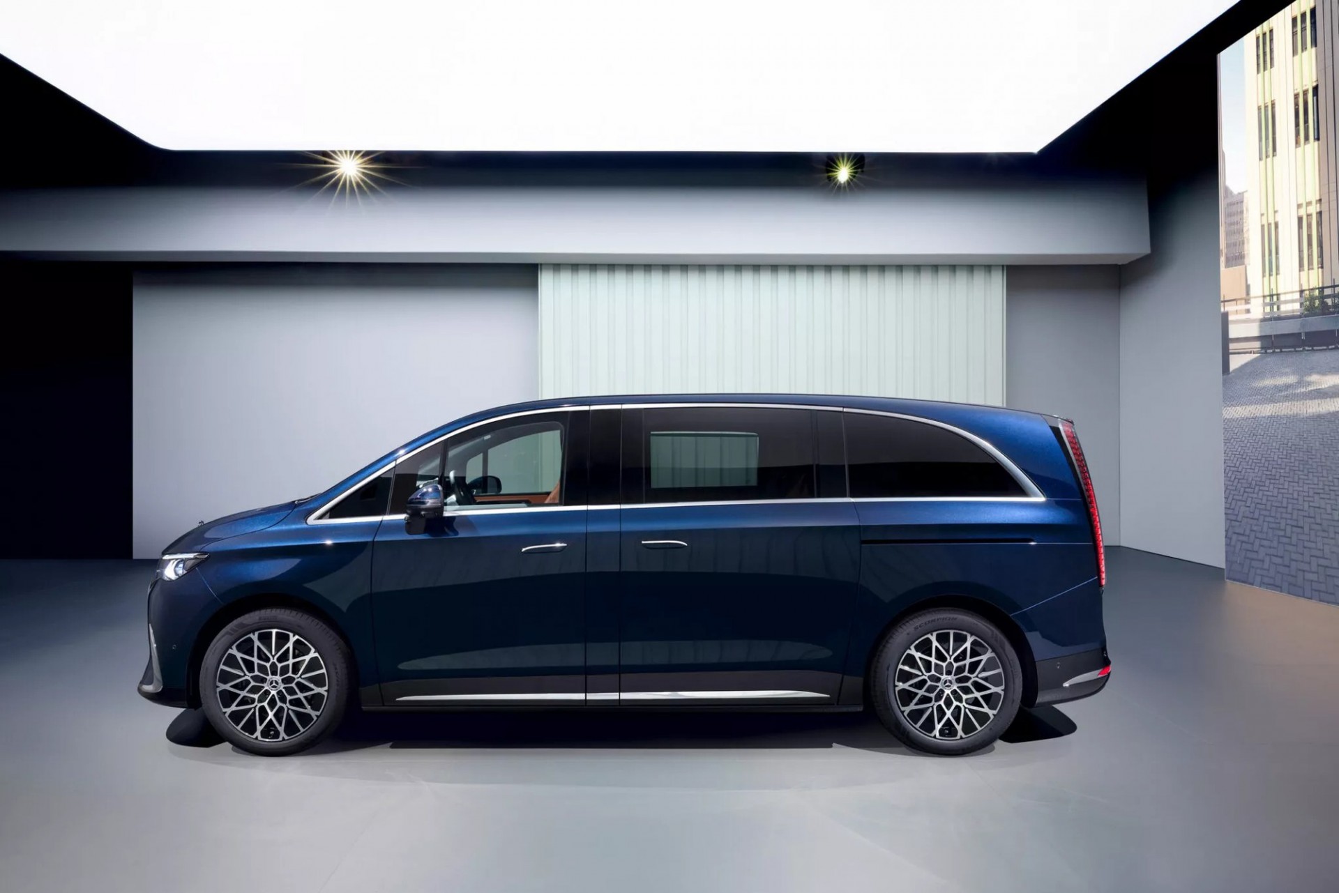 Cận cảnh Mercedes-Benz VLE, Minivan điện tầm hoạt động 700 km Mercedes-Benz VLE