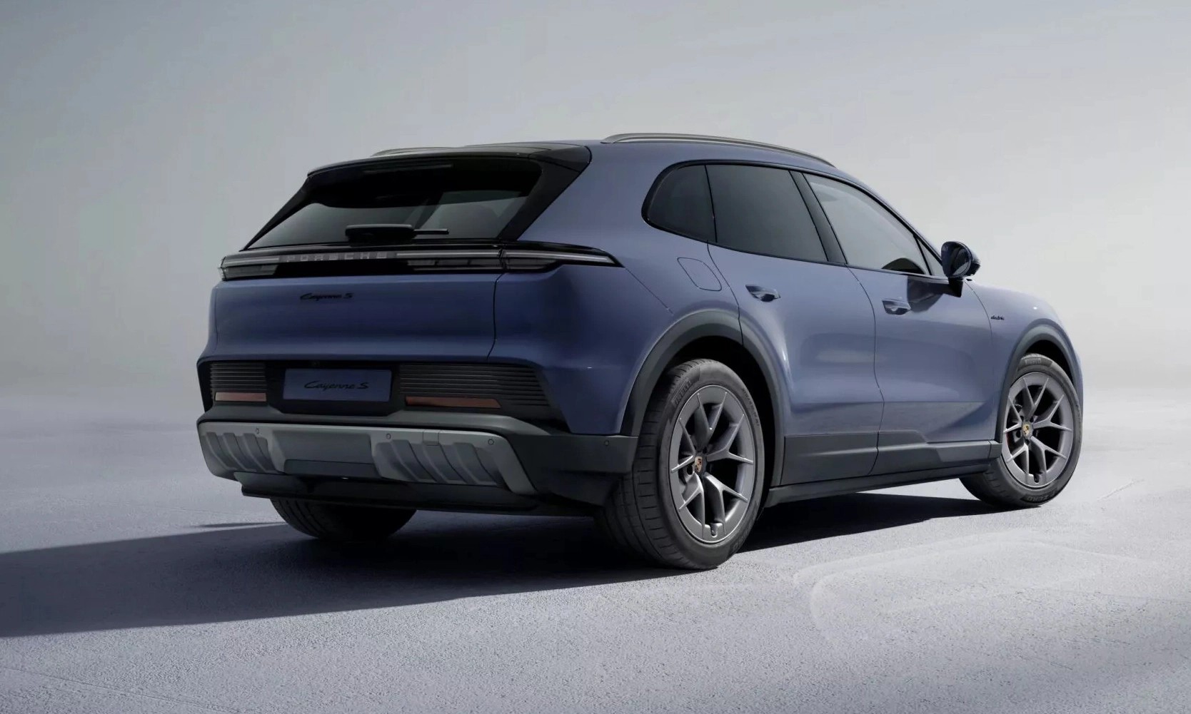 SUV điện Porsche Cayenne S Electric có gì: 657 mã lực, sạc siêu nhanh 16 phút SUV điện Porsche Cayenne S Electric có gì: 657 mã lực, sạc siêu nhanh 16 phút