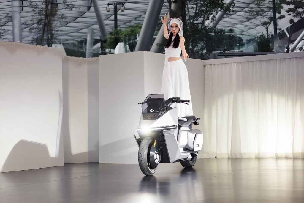 Mẫu xe máy điện tự cân bằng này sắp được bán ngay gần Việt Nam Khả năng tự cân bằng của Omo X giúp mọi người lái dễ dàng điều khiển xe hơn