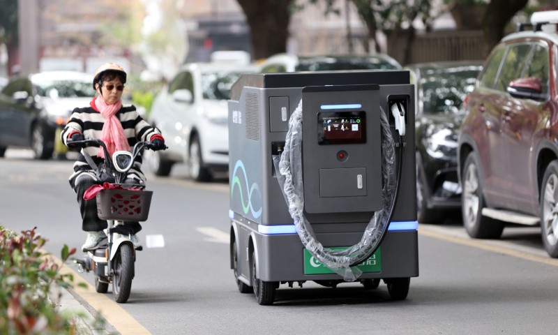 Robot sạc di động kiểu này có thể giúp tài xế giảm nỗi lo Robot sạc xe điện di động là một giải pháp mới nhằm phục vụ nhu cầu của những nơi khó lắp đặt trạm sạc cố định