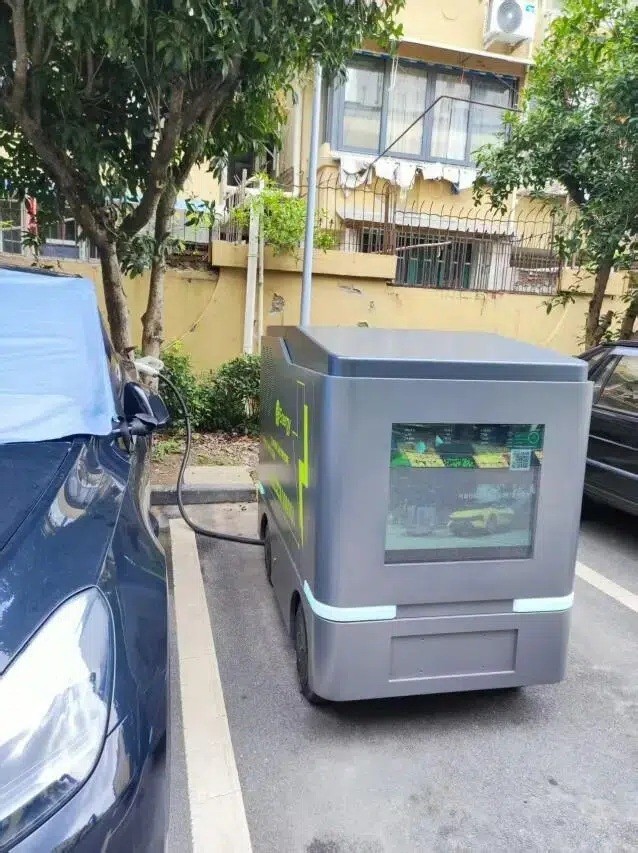 Robot sạc di động kiểu này có thể giúp tài xế giảm nỗi lo Robot sạc di động kiểu này có thể giúp tài xế giảm nỗi lo
