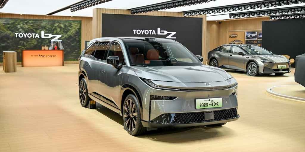 Xe điện Toyota giá chỉ 419 triệu đồng và dùng gần 90% linh kiện Trung Quốc Toyota bZ3X là mẫu xe điện bán chạy ở thị trường Trung Quốc và sử dụng phần lớn linh kiện từ nguồn cung bản địa