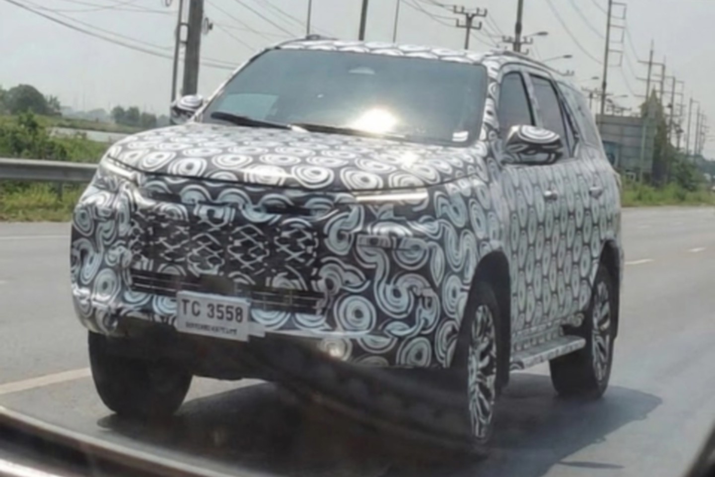 Toyota Fortuner 2026 mang dáng dấp Hilux, dự kiến ra mắt năm nay Toyota Fortuner 2026 mang dáng dấp Hilux, dự kiến ra mắt năm nay
