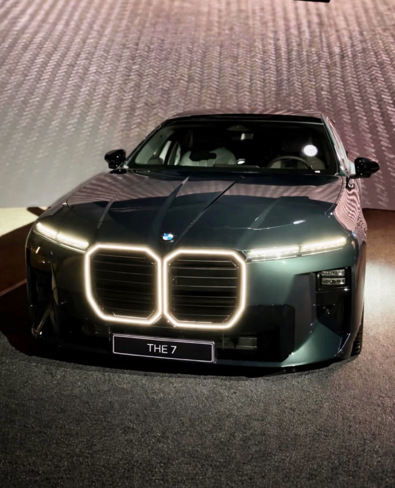 BMW X5 và 7-Series phiên bản mới bị lộ sớm hình ảnh, thể hiện hai hướng thiết kế khác biệt Hình ảnh BMW 7-Series bản facelift bị rò rỉ