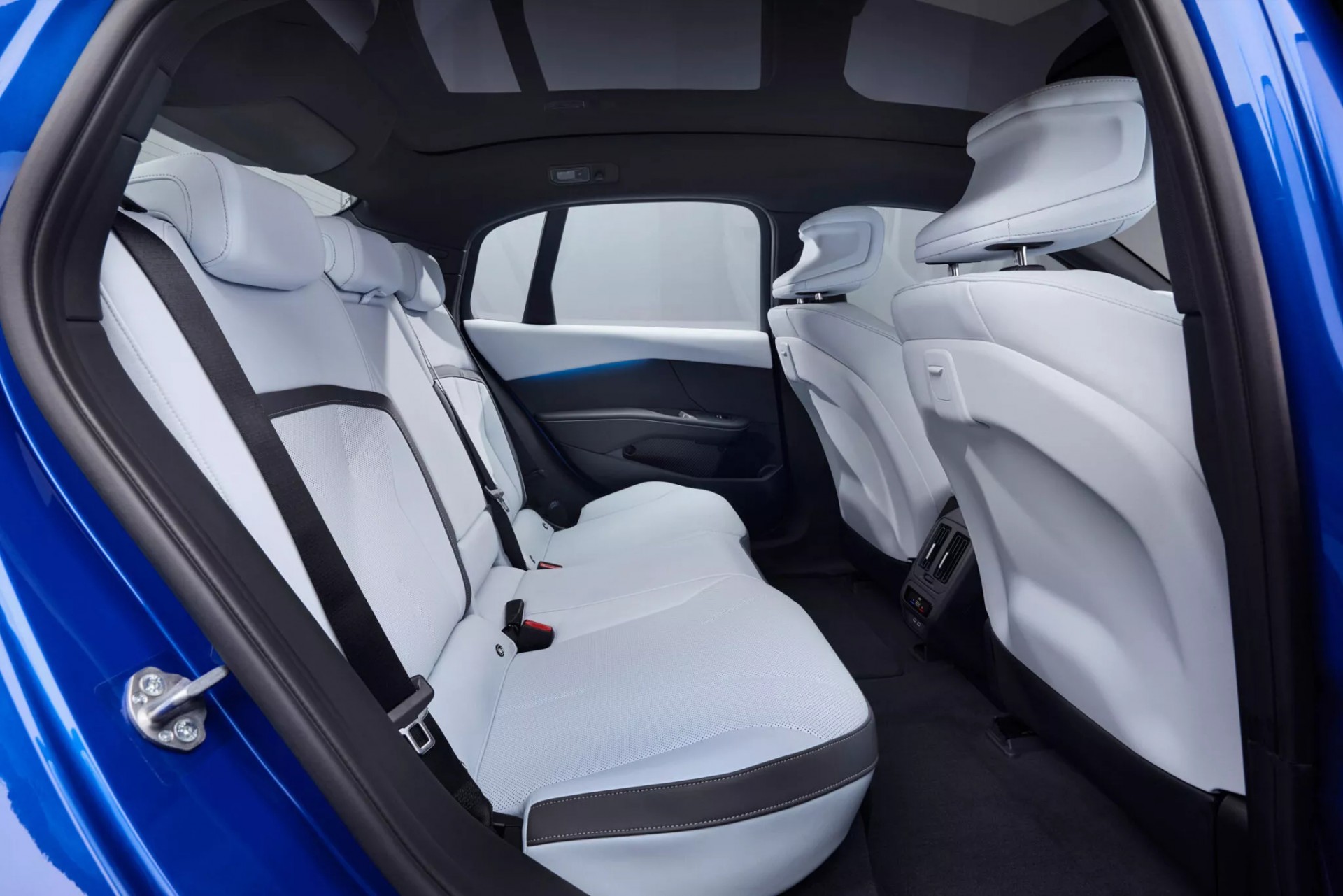 BMW i3 2027 ra mắt: Nền tảng điện hoàn toàn mới, mạnh 463 mã lực và 700 km di chuyển Hàng ghế sau của BMW i3 2027