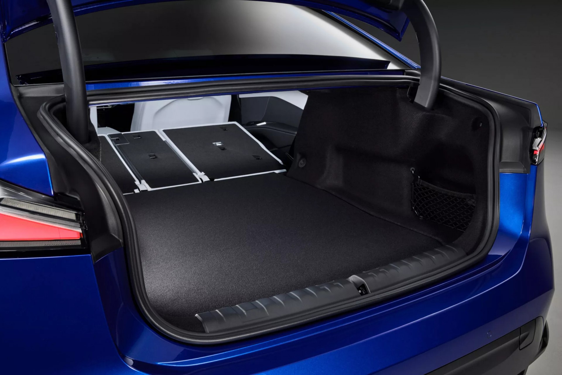 BMW i3 2027 ra mắt: Nền tảng điện hoàn toàn mới, mạnh 463 mã lực và 700 km di chuyển Không gian cốp hành lý của BMW i3 2027