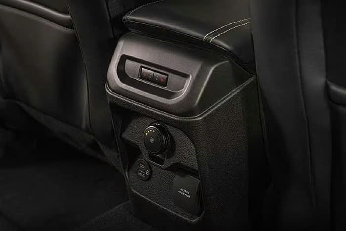 Ford Everest Platinum 2026 máy dầu 2.0L từ 1,4 tỷ đồng, sắp về Việt Nam Ford Everest Platinum 2026 máy dầu 2.0L từ 1,4 tỷ đồng, sắp về Việt Nam
