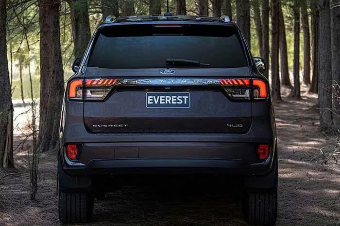 Ford Everest Platinum 2026 máy dầu 2.0L từ 1,4 tỷ đồng, sắp về Việt Nam Ford Everest Platinum 2026 máy dầu 2.0L từ 1,4 tỷ đồng, sắp về Việt Nam