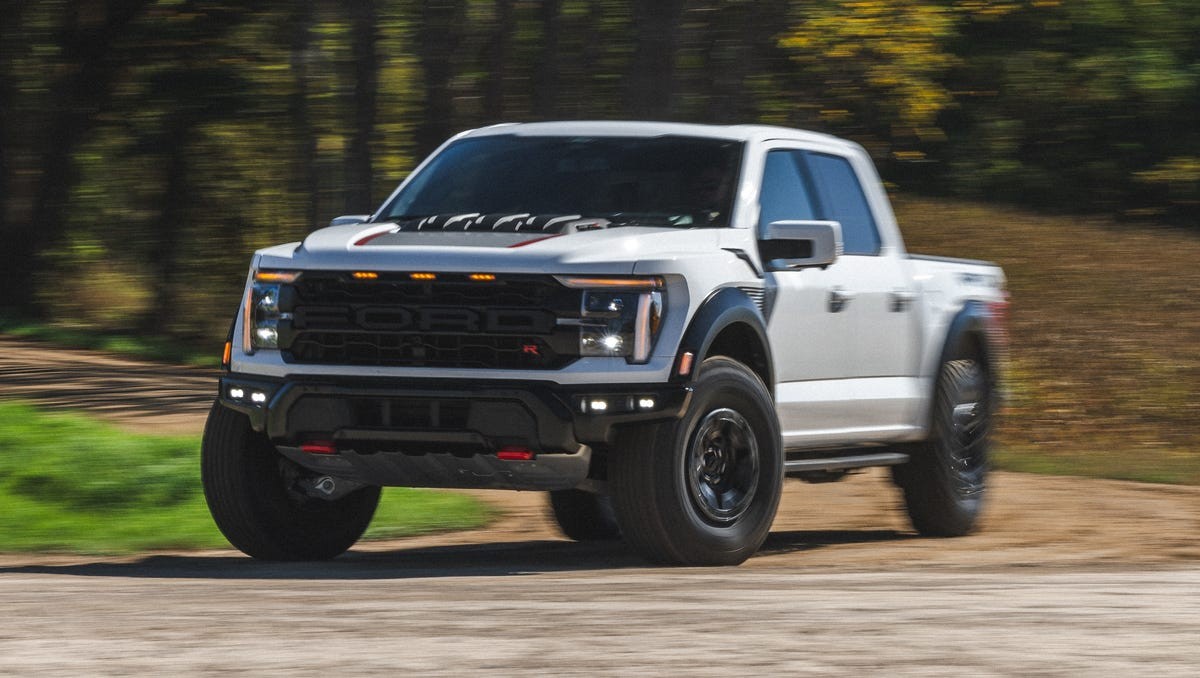 Bán tải Toyota TRD Hammer sắp được ra mắt để đấu Ford Raptor? Ford F-150 Raptor mở ra phân khúc xe bán tải hiệu suất cao tại Mỹ và lan sang các thị trường khác